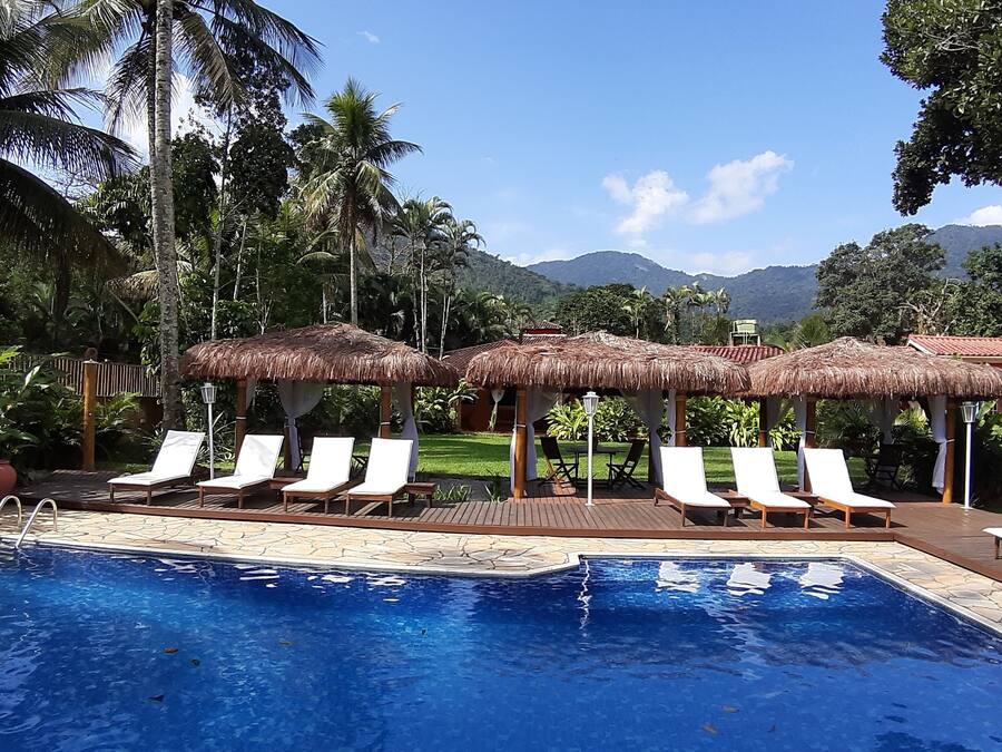 Utendørsbasseng og solsenger