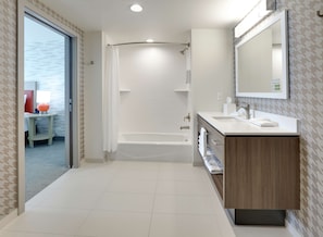 Ilmaiset hygieniatuotteet, hiustenkuivaaja, pyyhkeet, saippua