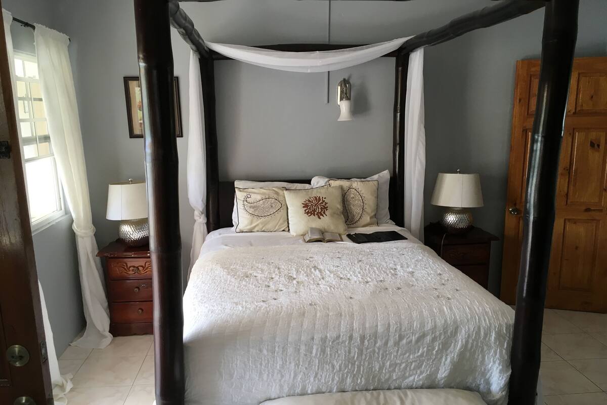 Romantische Villa, 1 Queen-Bett, Nichtraucher, Gartenblick | Verdunkelungsvorhänge, Bügeleisen/Bügelbrett, kostenloses WLAN