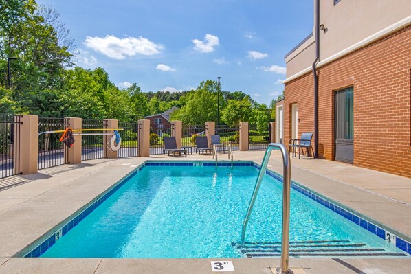 Seasonal outdoor pool - Comfort Suites Greensboro - High Point (Greensboro)