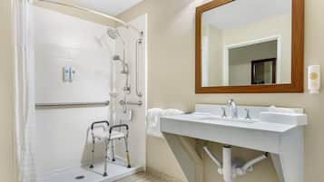 Suite, 1 trÚs grand lit, accessible aux personnes à mobilité réduite, non-fumeurs | Salle de bain | Douche à « effet pluie », articles de toilette gratuits, sÚche-cheveux
