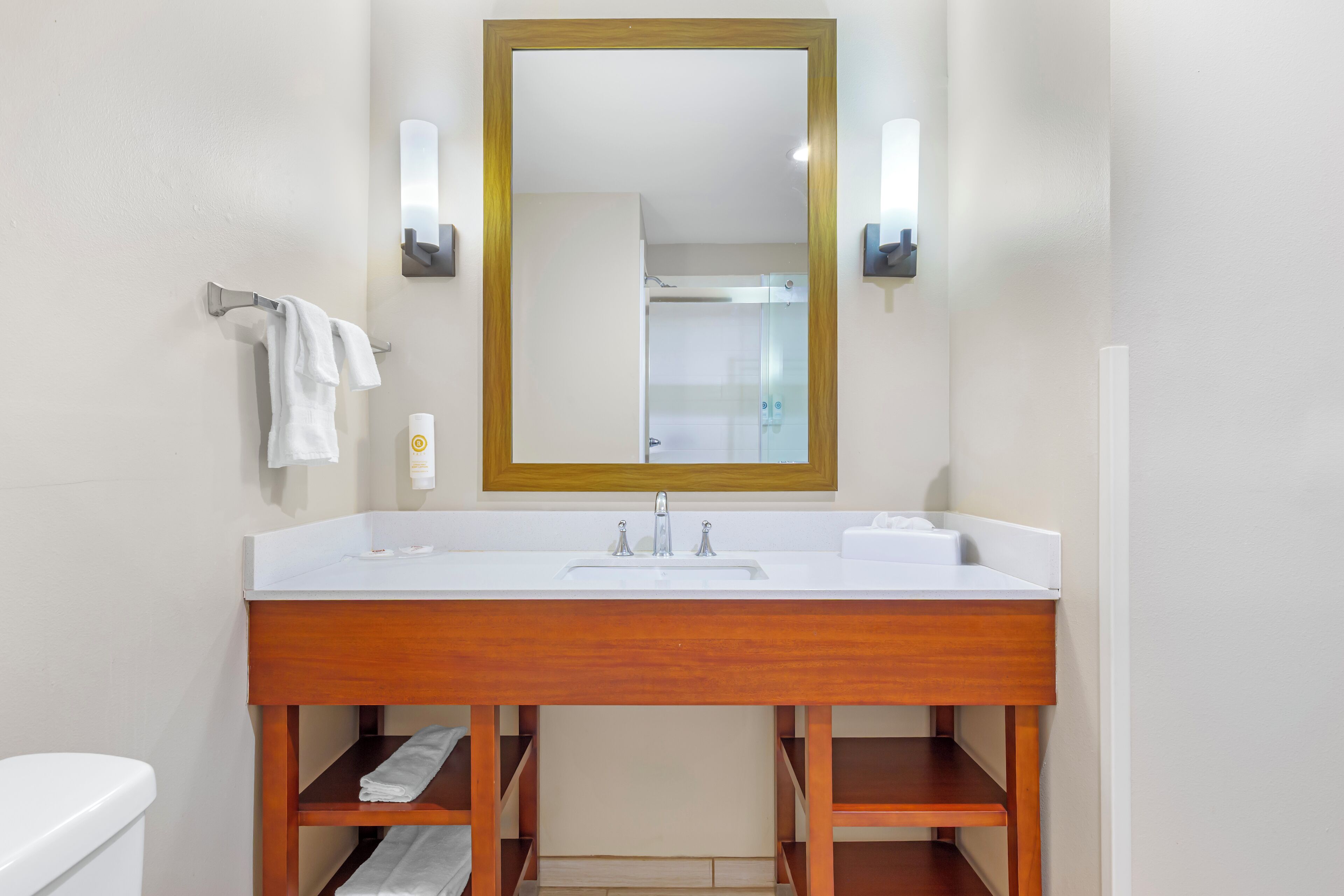 rainfall showerhead, free toiletries, hair dryer, towels