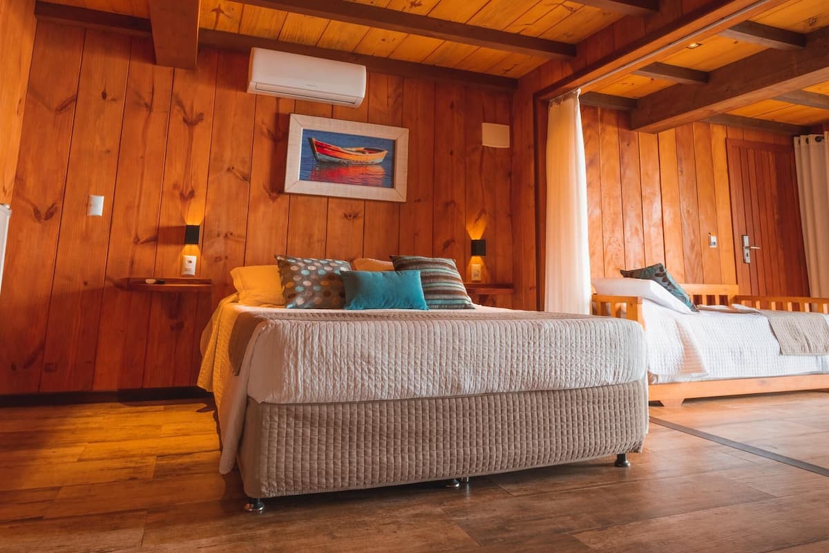 Minibar, in-room safe, blackout drapes, WiFi (free)