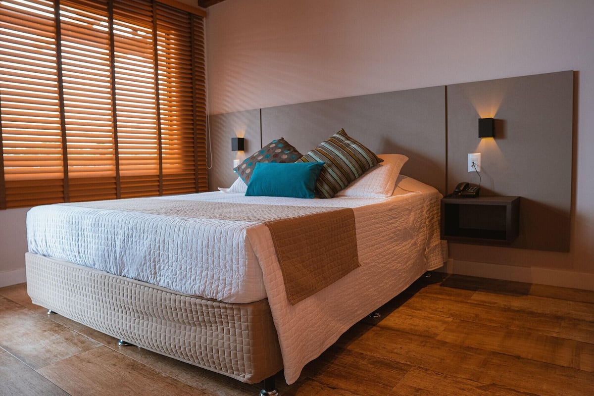 Minibar, in-room safe, blackout drapes, WiFi (free)
