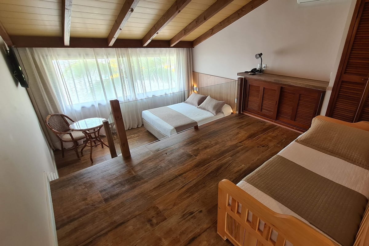 Minibar, in-room safe, blackout drapes, WiFi (free)