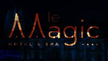 Bagian depan properti - sore/malam