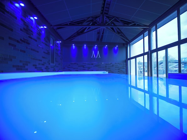 Piscina coberta (horari: 07:00-22:00) i gandules
