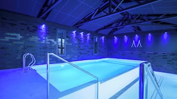 Piscina coperta, con ingresso dalle 07:00 alle 22:00, lettini