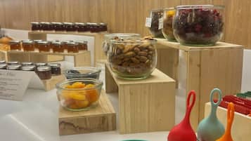 อาหารเช้าแบบบุฟเฟ่ต์ทุกวัน (EUR 16 ต่อคน)