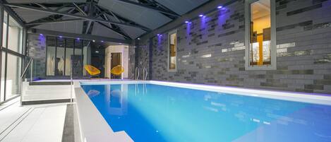 Una piscina cubierta (de 07:00 a 22:00), tumbonas