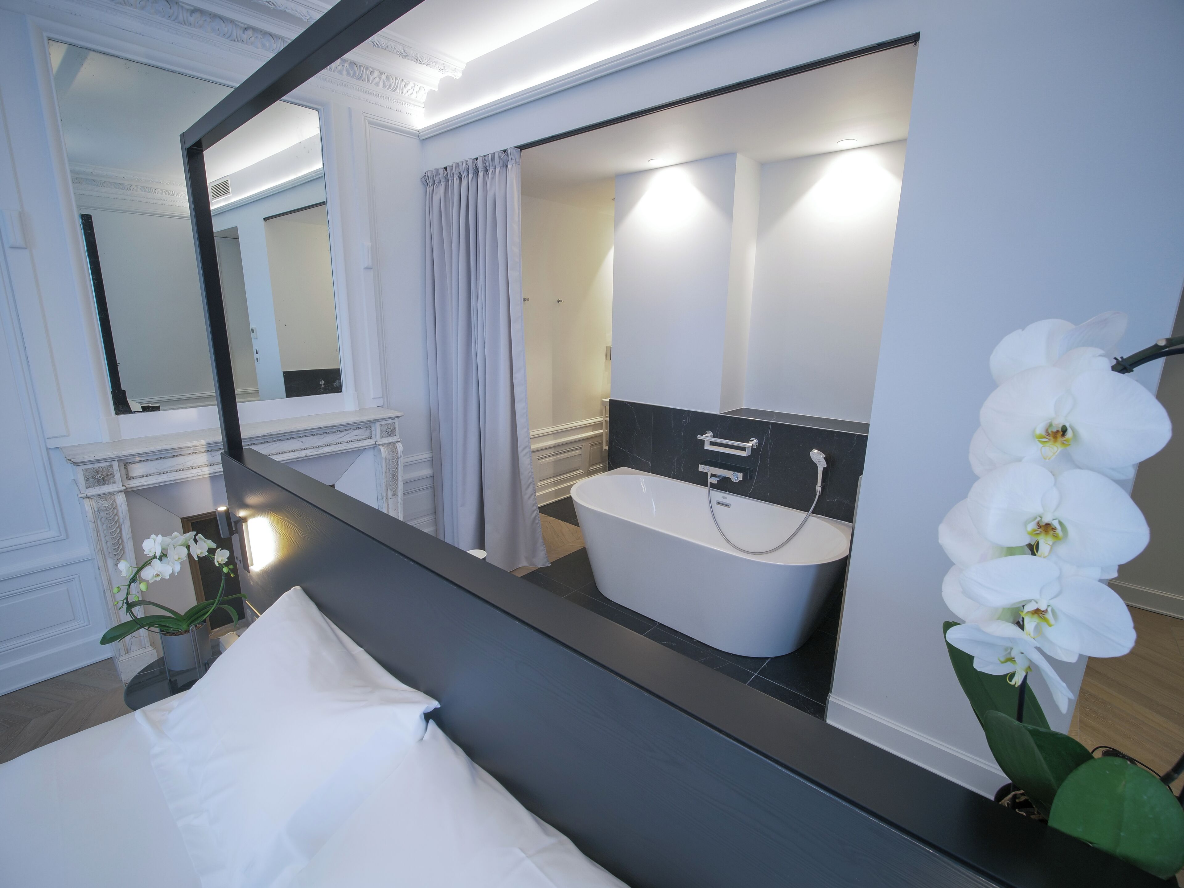 deluxe double room, 1 queen bed, non smoking, bathtub | bathroom | free toiletries, hair dryer, towels, soap