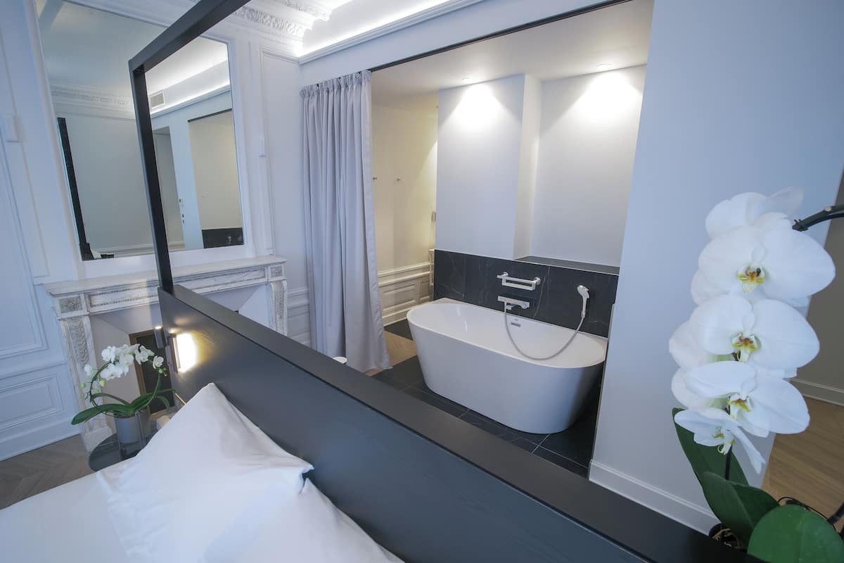 deluxe double room, 1 queen bed, non smoking, bathtub | bathroom | free toiletries, hair dryer, towels, soap