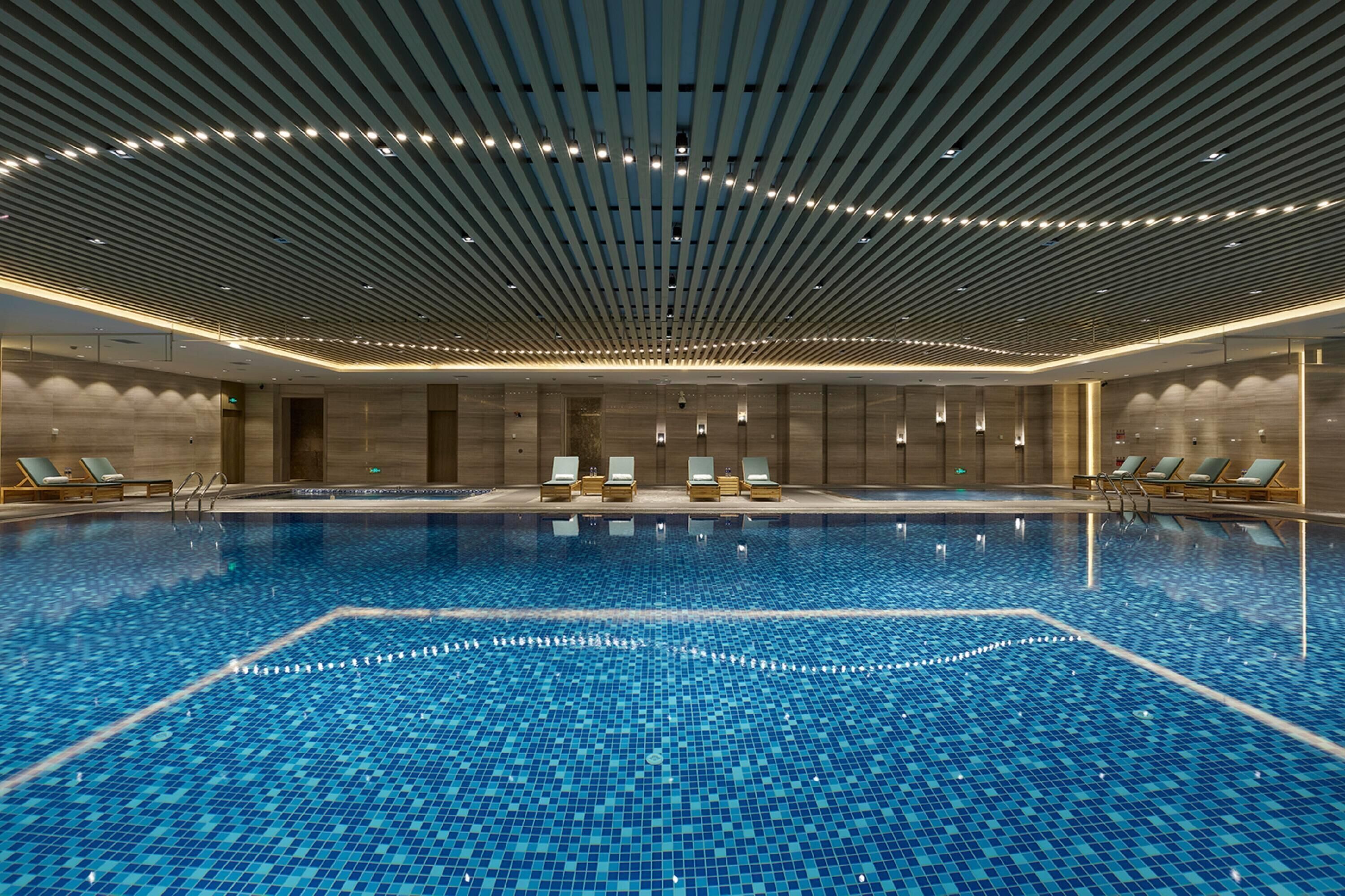 Indoor pool, sun loungers