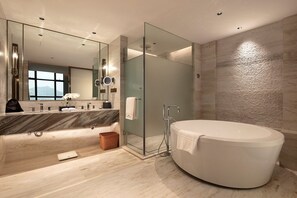 Suite ejecutiva, 1 cama King size, para no fumadores (Deluxe) | Baño | Regadera, amenidades de baño gratuitas, secadora de cabello, batas 