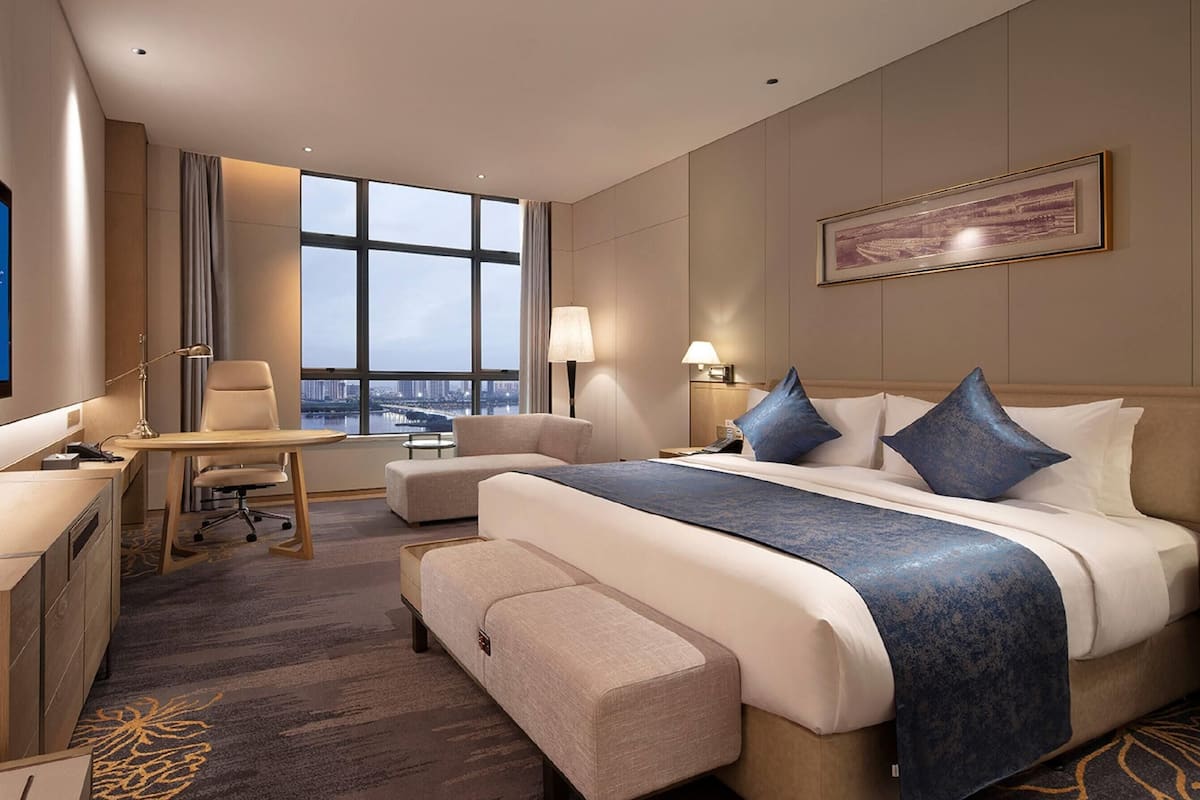 Deluxe-værelse - 1 kingsize-seng (Lake View) | Premium-sengetøj, dundyner, senge med madrasser af memory foam, minibar
