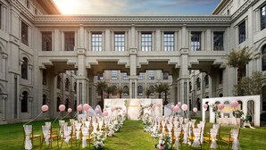Un edificio imponente con una elegante decoración para boda al aire libre.