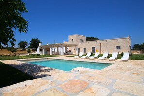 Piscine extérieure, chaises longues