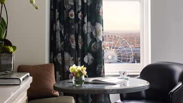 Habitación Deluxe, 1 cama King size, vista a la ciudad | Área de sala de estar | Smart TV de 49 pulgadas con canales premium y televisión