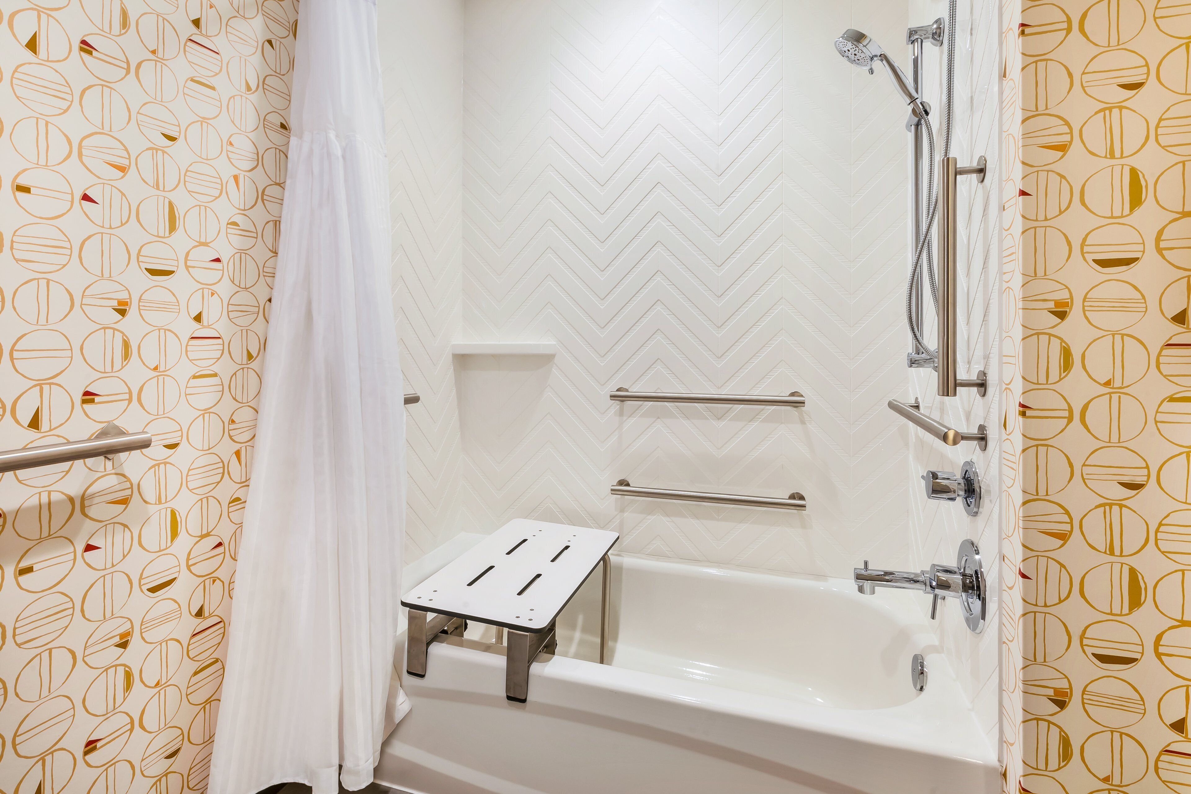 combined shower/bathtub, towels