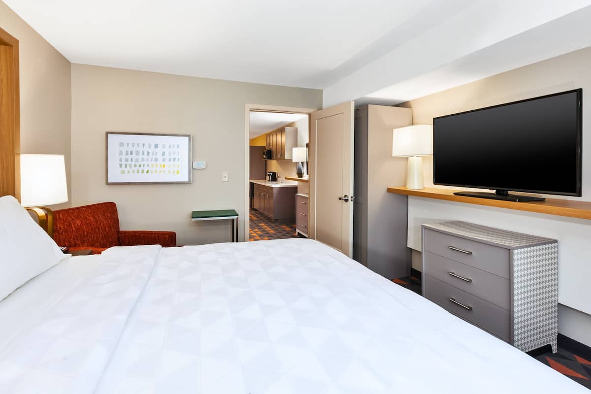 1 bedroom, desk, laptop workspace, soundproofing