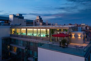 Piscine couverte, accès possible de 06 h 00 à 22 h 00, chaises longues 