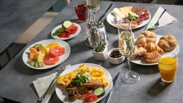 بوفيه فطور مجانًا يوميًا