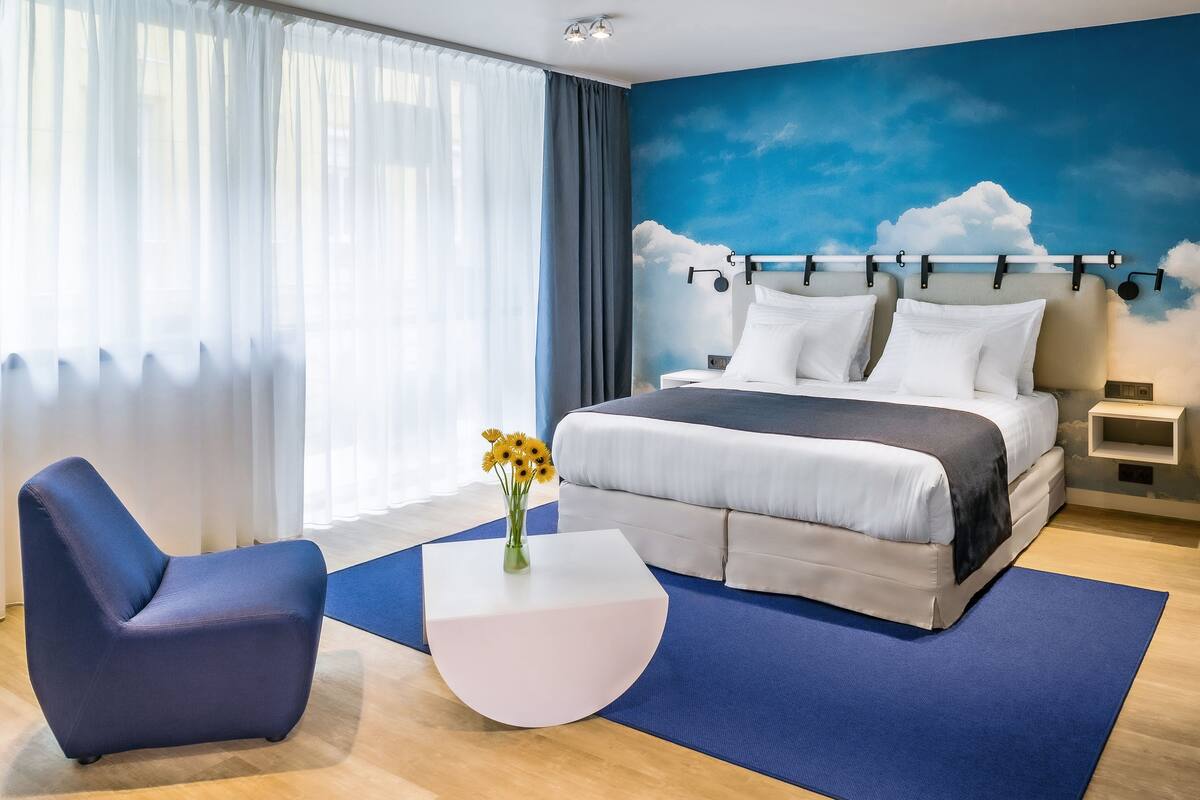 Deluxe Room | Memory foam beds, minibar, in-room safe, desk