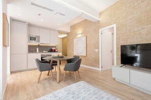 Loft familiar, 2 habitaciones | Área de sala de estar | Televisión de pantalla plana