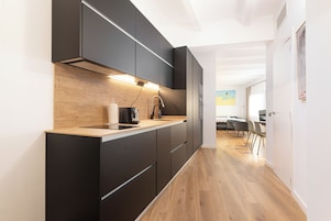 Standard-ullakkohuoneisto, 1 makuuhuone | Yksityinen keittiö | Täysikokoinen jääkaappi, mikroaaltouuni, uuni, liesi