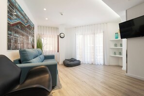 Loft familiar, 2 habitaciones | Área de sala de estar | Televisión de pantalla plana