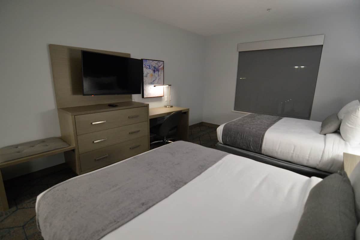 Standard Room, 2 Katil Ratu (Queen), Non Smoking, Refrigerator & Microwave | Meja, ruang kerja komputer riba, langsir/tirai gelap terus, kalis bunyi