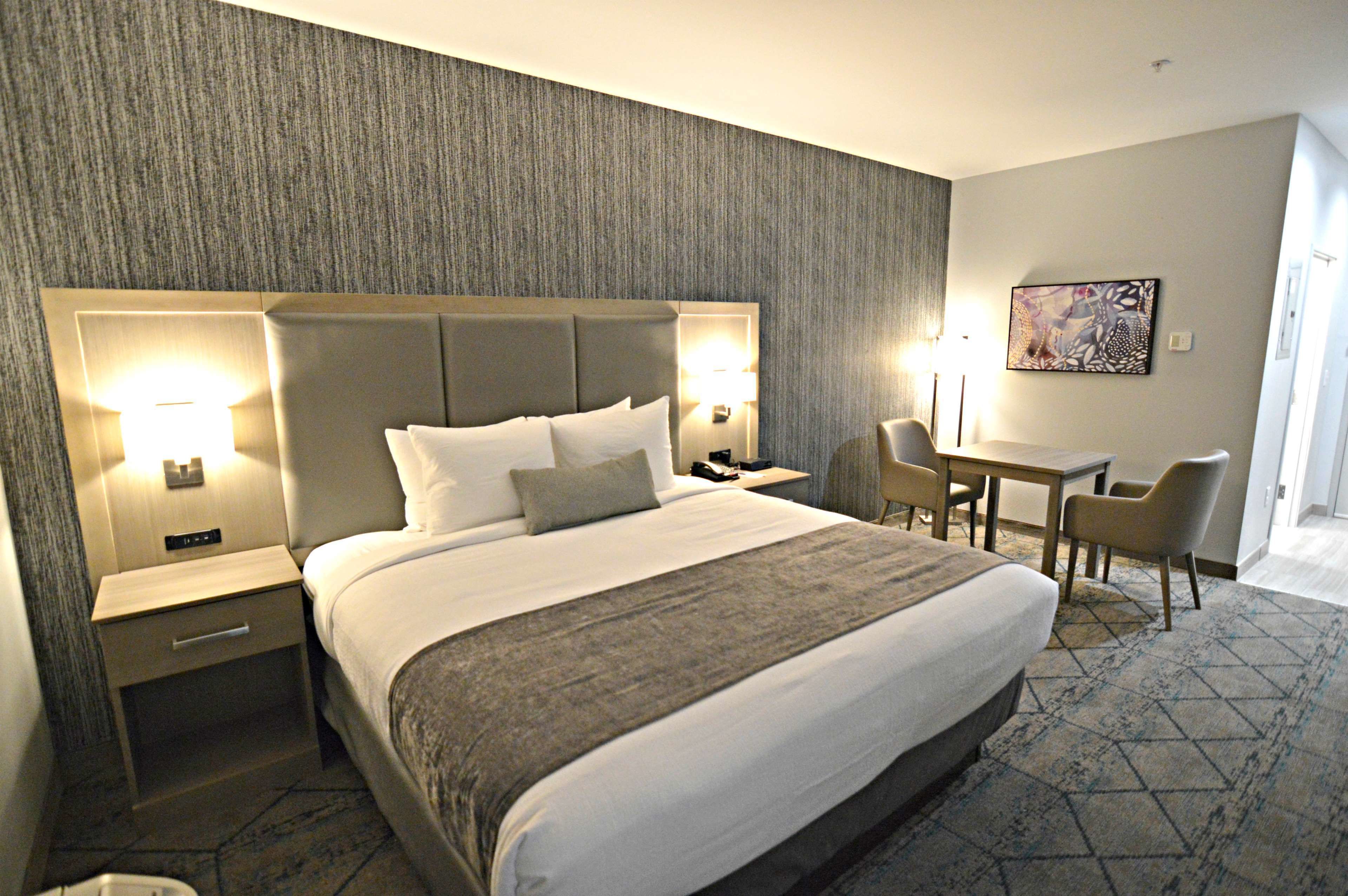 standard room, 1 king bed, non smoking, kitchenette (shower only) | desk, laptop workspace, blackout curtains, soundproofing