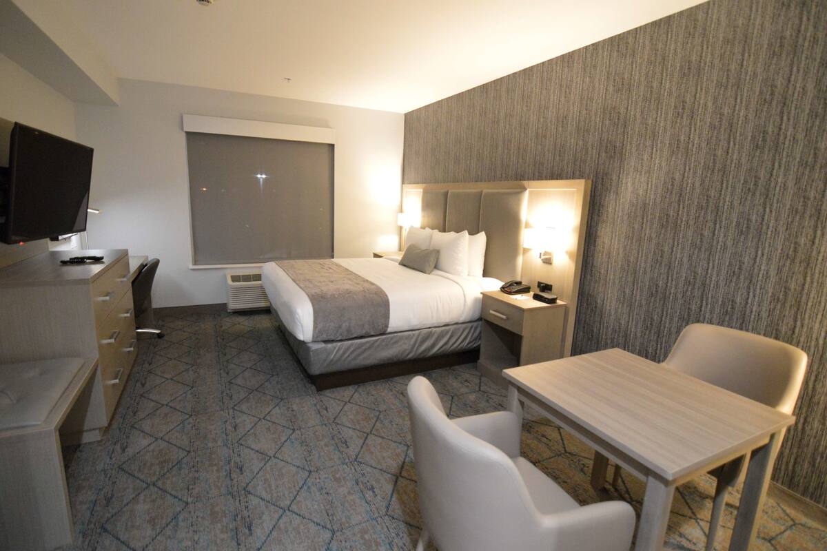 Standard Room, 1 King Bed, Non Smoking, Kitchenette (Shower Only) | Desk, laptop workspace, blackout curtains, soundproofing
