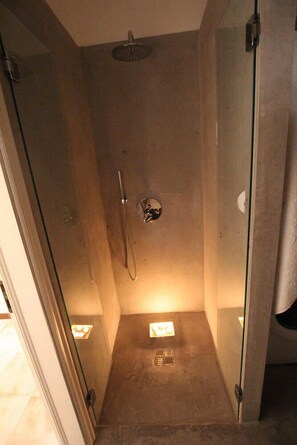 Casa Deluxe | Ducha del cuarto de baño