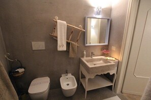 Deluxe House | Bathroom | Free toiletries, hair dryer, slippers, bidet