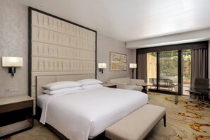 Cubrecamas, minibar, caja de seguridad en la habitación y escritorio 