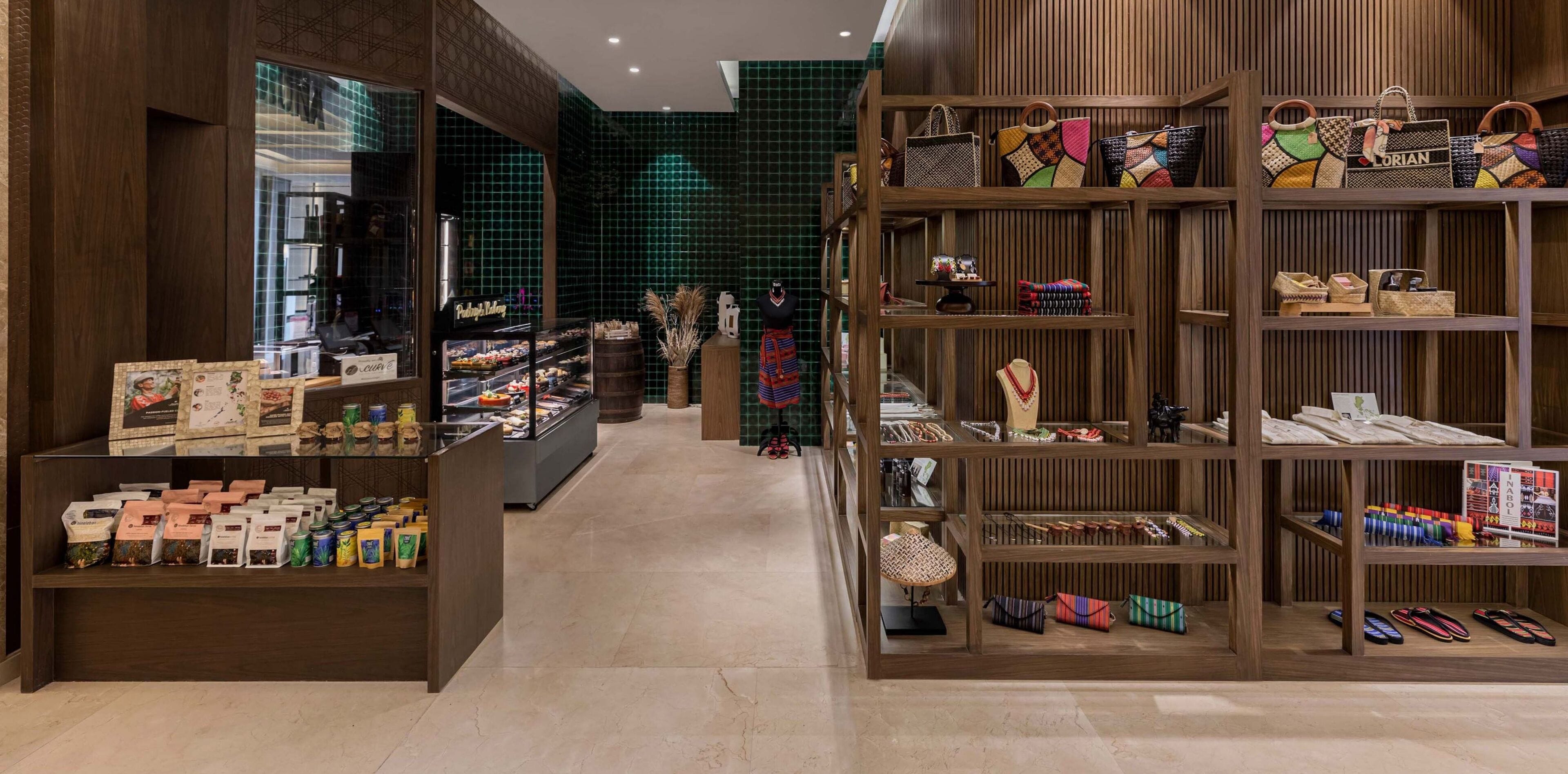 Uma loja boutique com estantes de madeira exibindo bolsas e acessórios.