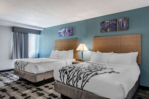 Quarto standard, 2 camas Queen, para não fumantes | Roupas de cama antialérgicas, escrivaninha