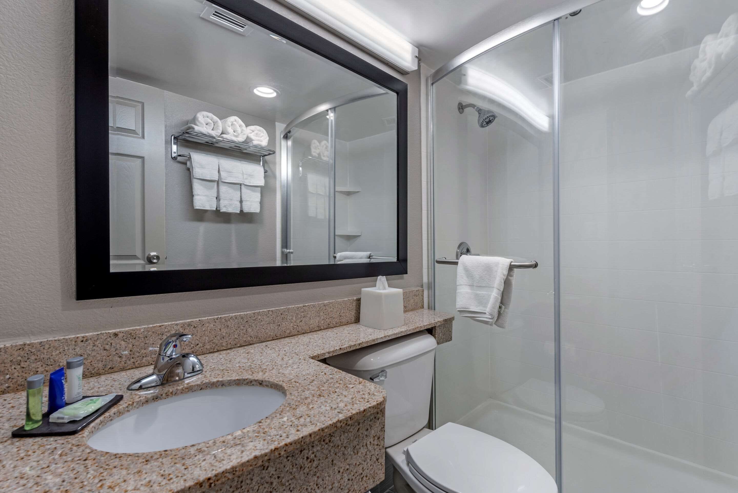 Een bad/douchecombinatie, gratis toiletartikelen, een haardroger