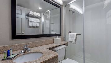 Een bad/douchecombinatie, gratis toiletartikelen, een haardroger