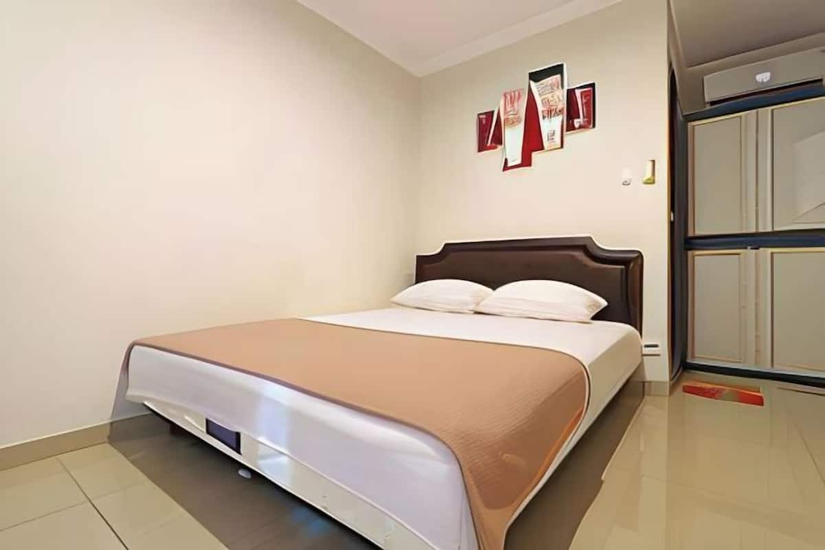 Premium bedding, desk, WiFi (free)