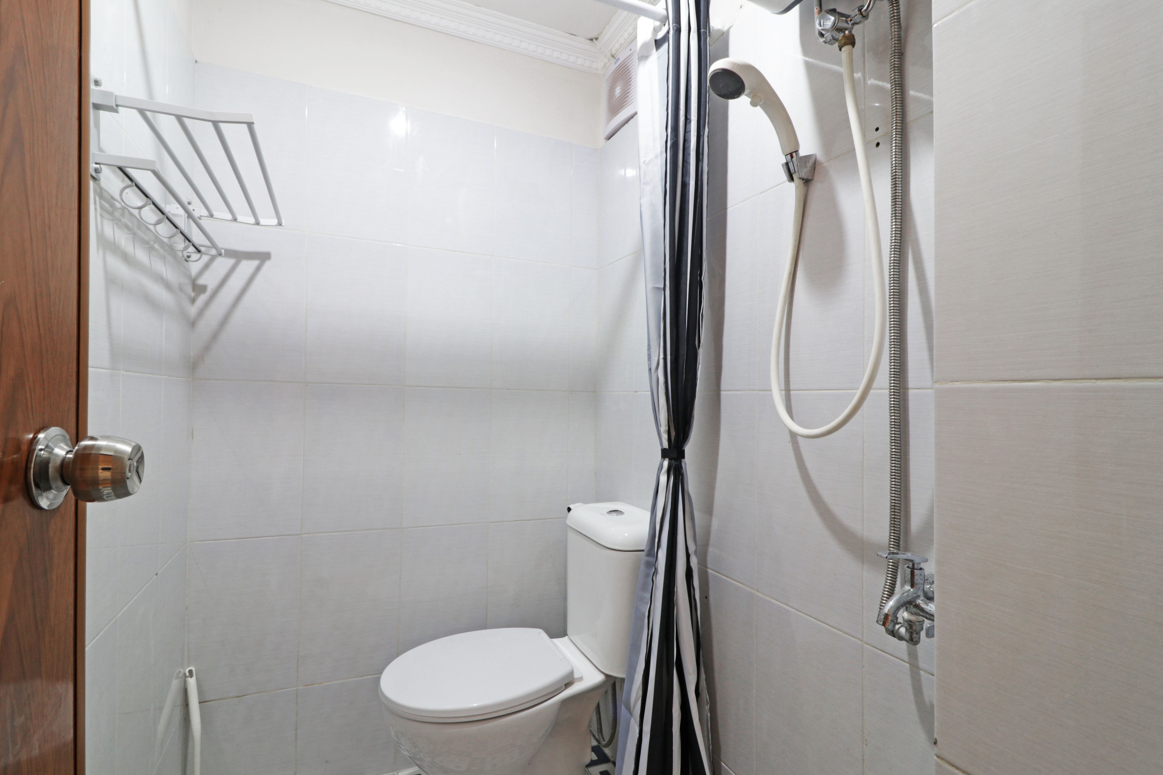 superior room | bathroom | shower, towels, soap, shampoo