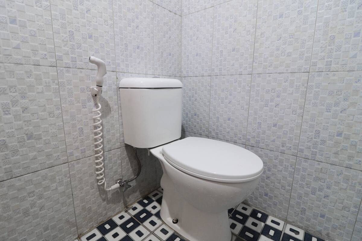 standard room | bathroom | shower, towels, soap, shampoo