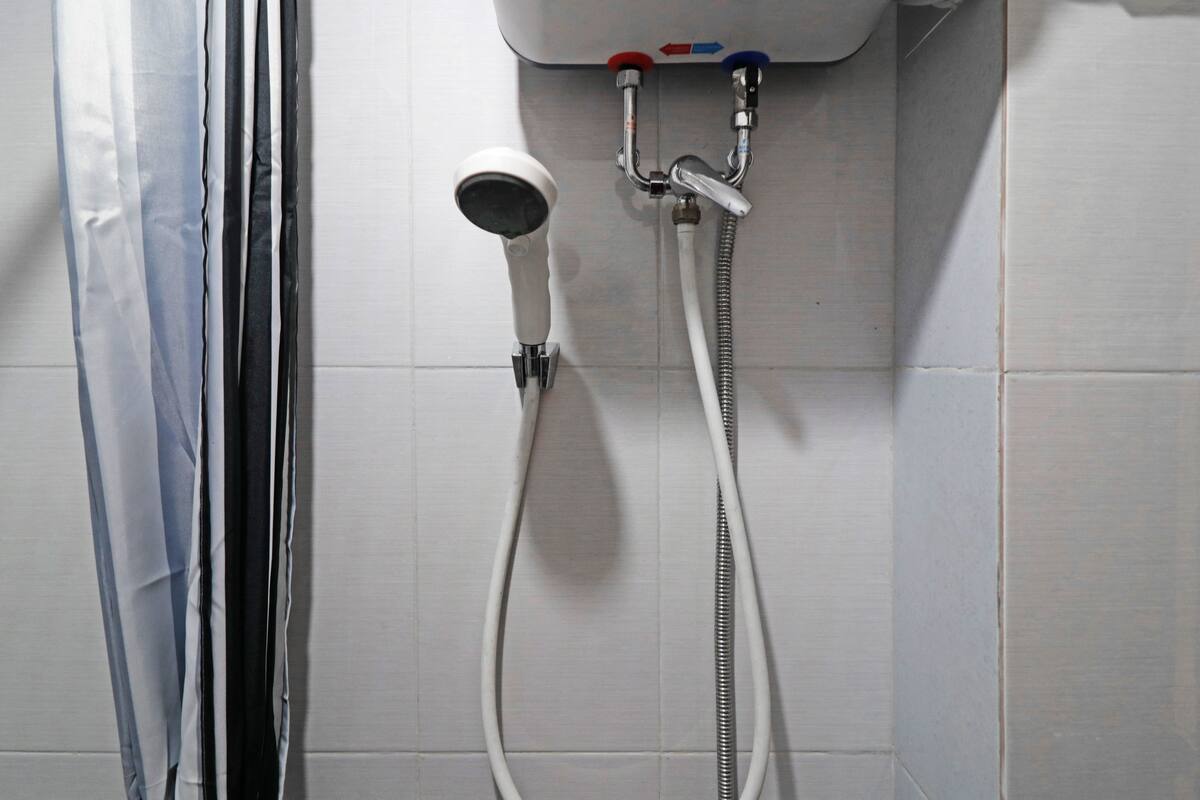 superior room | bathroom | shower, towels, soap, shampoo