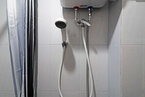 Superior Room | Bathroom | Shower, towels, soap, shampoo - Wisma Surya (Bekasi)