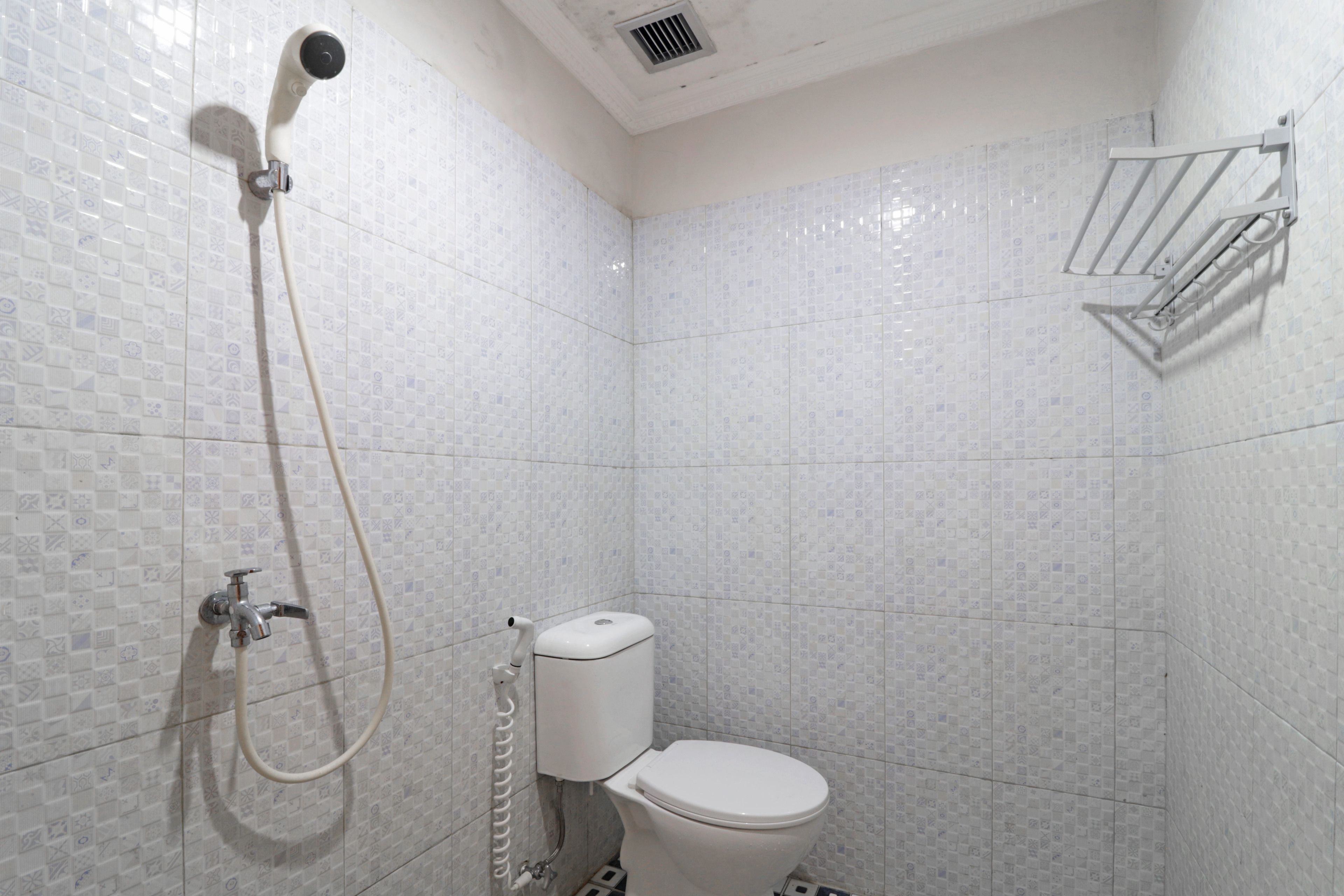 standard room | bathroom | shower, towels, soap, shampoo