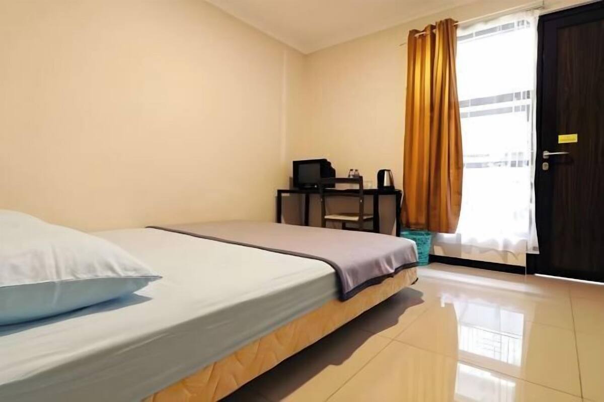 Premium bedding, desk, WiFi (free)