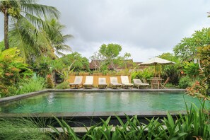 Outdoor pool, sun loungers - Bali Sunshine Ubud (Sukawati)