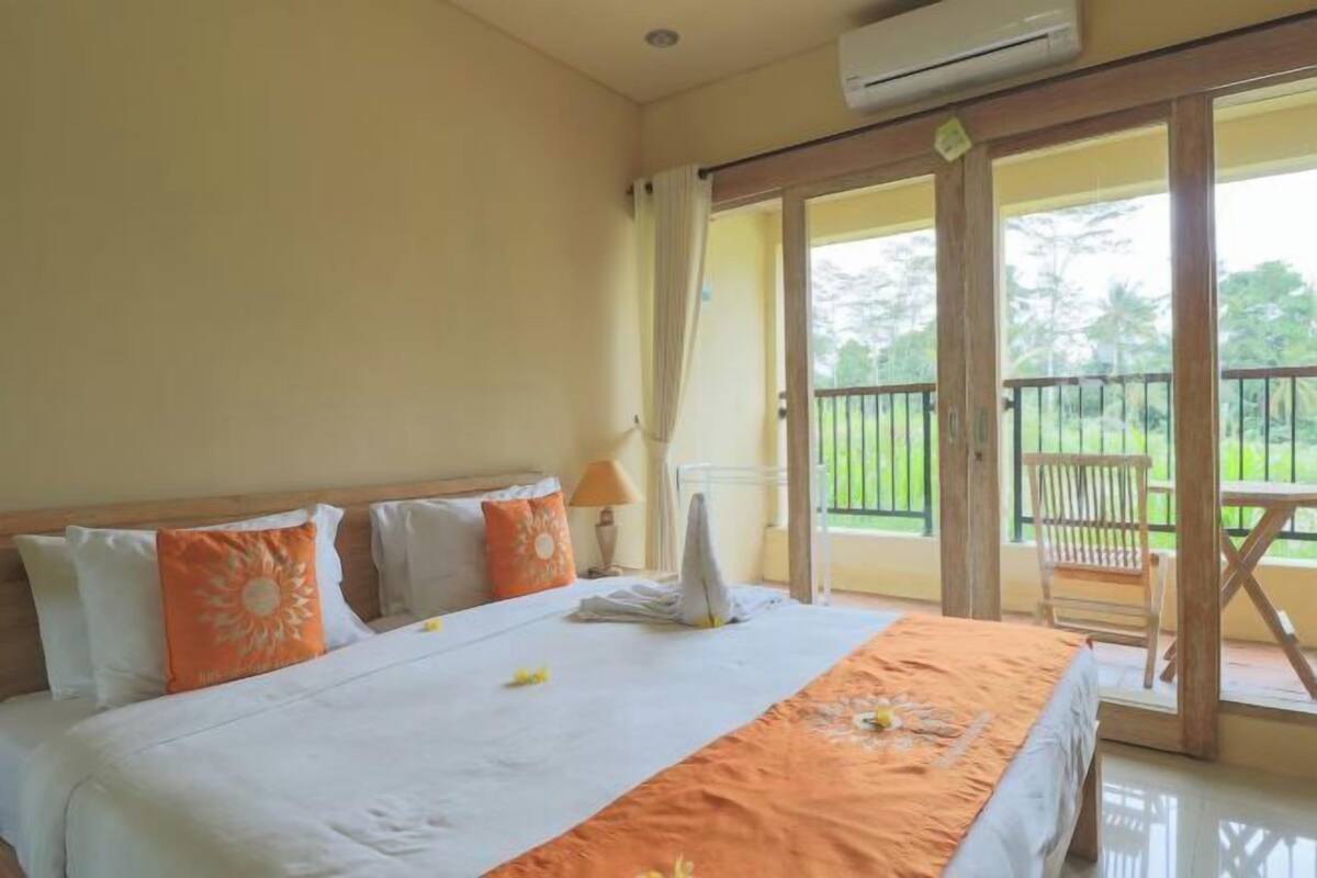 Desk, WiFi (free), bed sheets