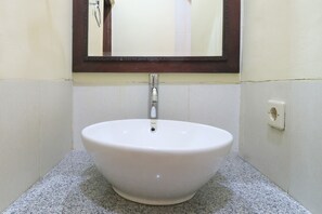 Standardzimmer | Badezimmer | Dusche, kostenlose Toilettenartikel